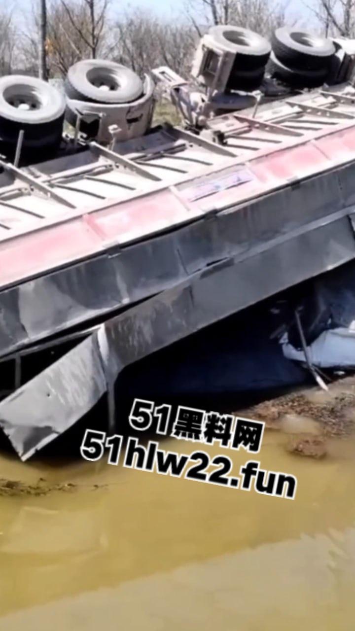 南通市六匡发生惨烈车祸，小车被运沙车侧翻压倒在车内，老两口被碾压身亡现场画面流出。-6