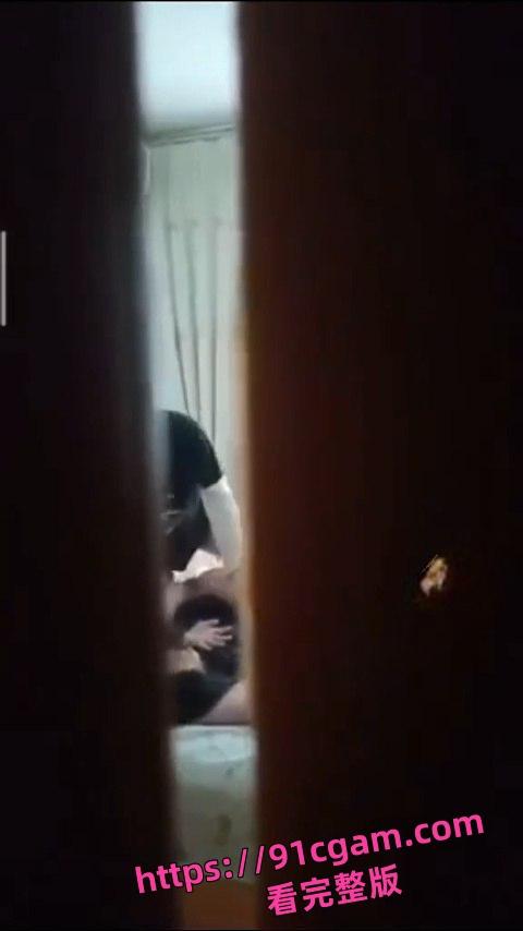 中国好室友！把女朋友带回来表演活春宫 故意不关门给室友欣赏-5