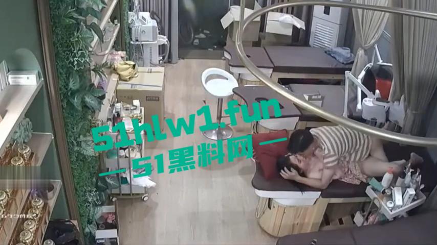 美容院大奶老板娘和情夫在店里偷情，丈夫发现后将23分钟完整版监控视频愤怒爆光。-6