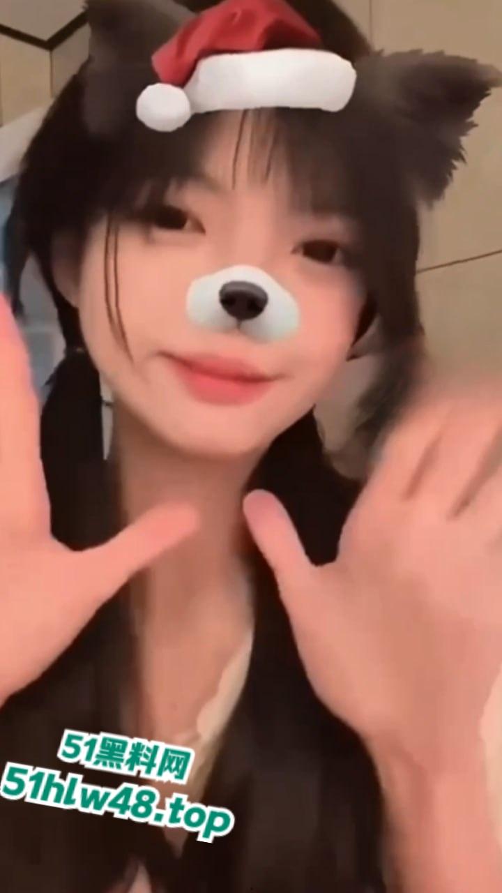 抖音600万粉丝超级博主【夜刀神狗】颜值逆天的性感女神，早期裸舞视频被网友扒出。-4