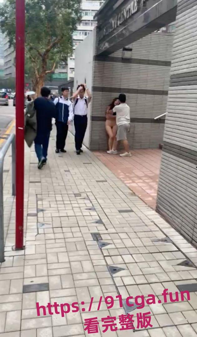 热门疯传！香港街头惊现一女子裸奔 男子赶忙上前按住-3