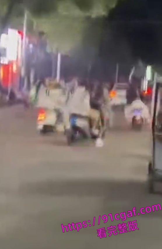 安徽怀远精神小妹又失控了，街头机车互追，最后直接火拼-6