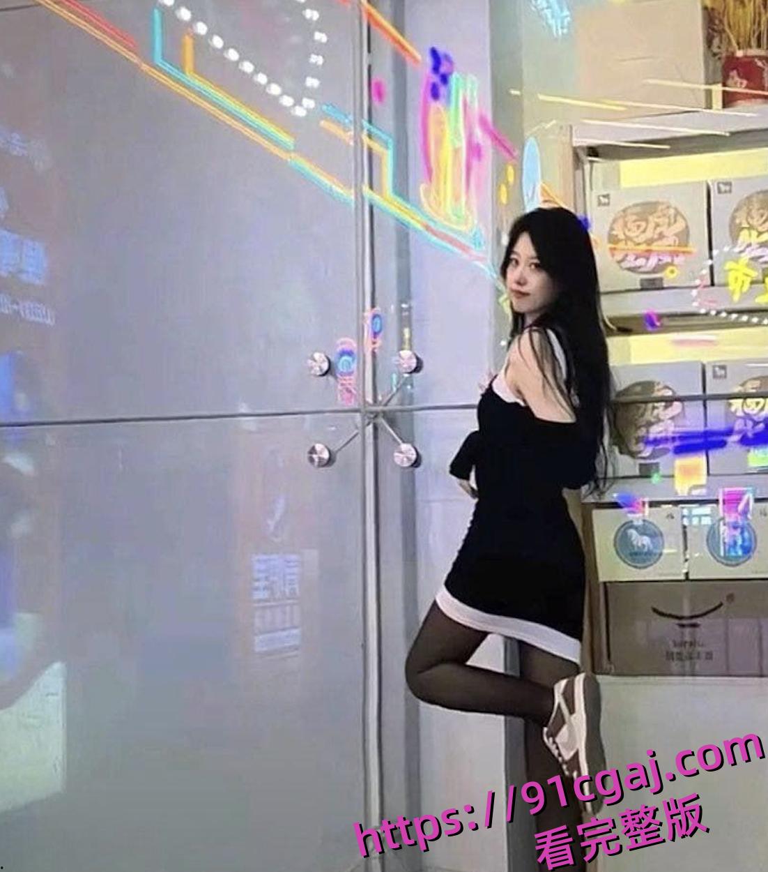 百度云泄密！白领丽人【姜瑜】与酒吧认识的帅哥开房自拍性爱视频流出！！-3