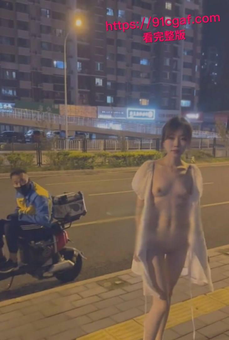 露出界天花板 彤彤乖 最新合集视频 印度阿三面前大胆撩衣露逼 户外大街三点全露 刺激感拉满！-5