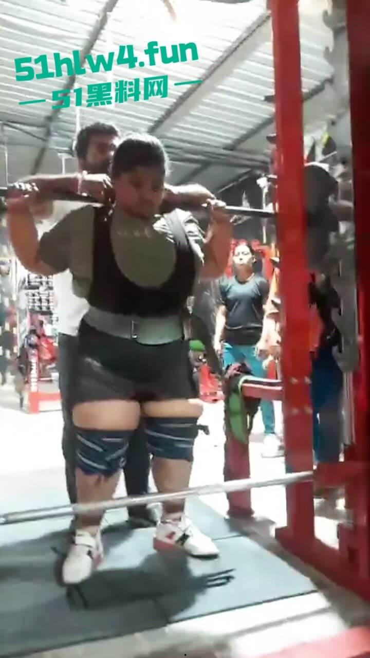 印度17岁举重运动员【YashtikaAcharya】在训练时失去平衡，活生生被270公斤杠铃压死现场视频流出。-1