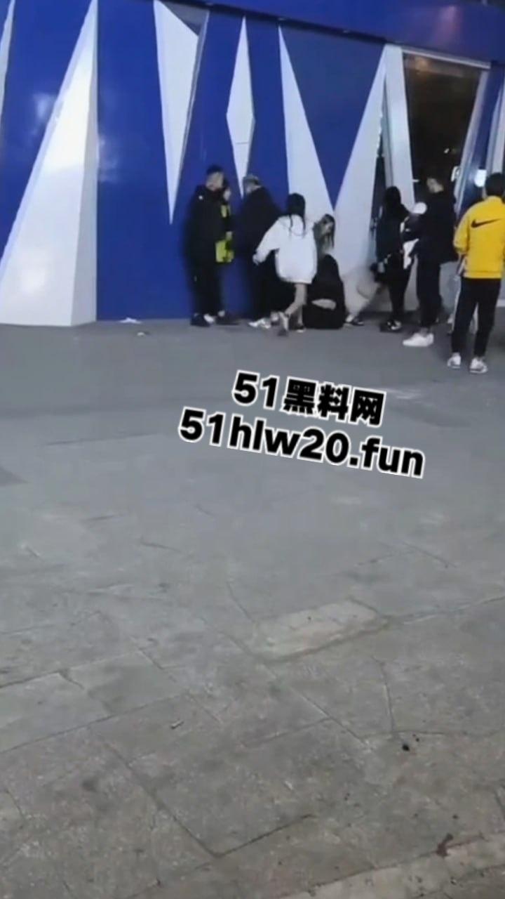 吉林长春精神小妹干架现场，一群精神小妹带着几个小伙围殴俩美女，打人者正在追捕当中。-8