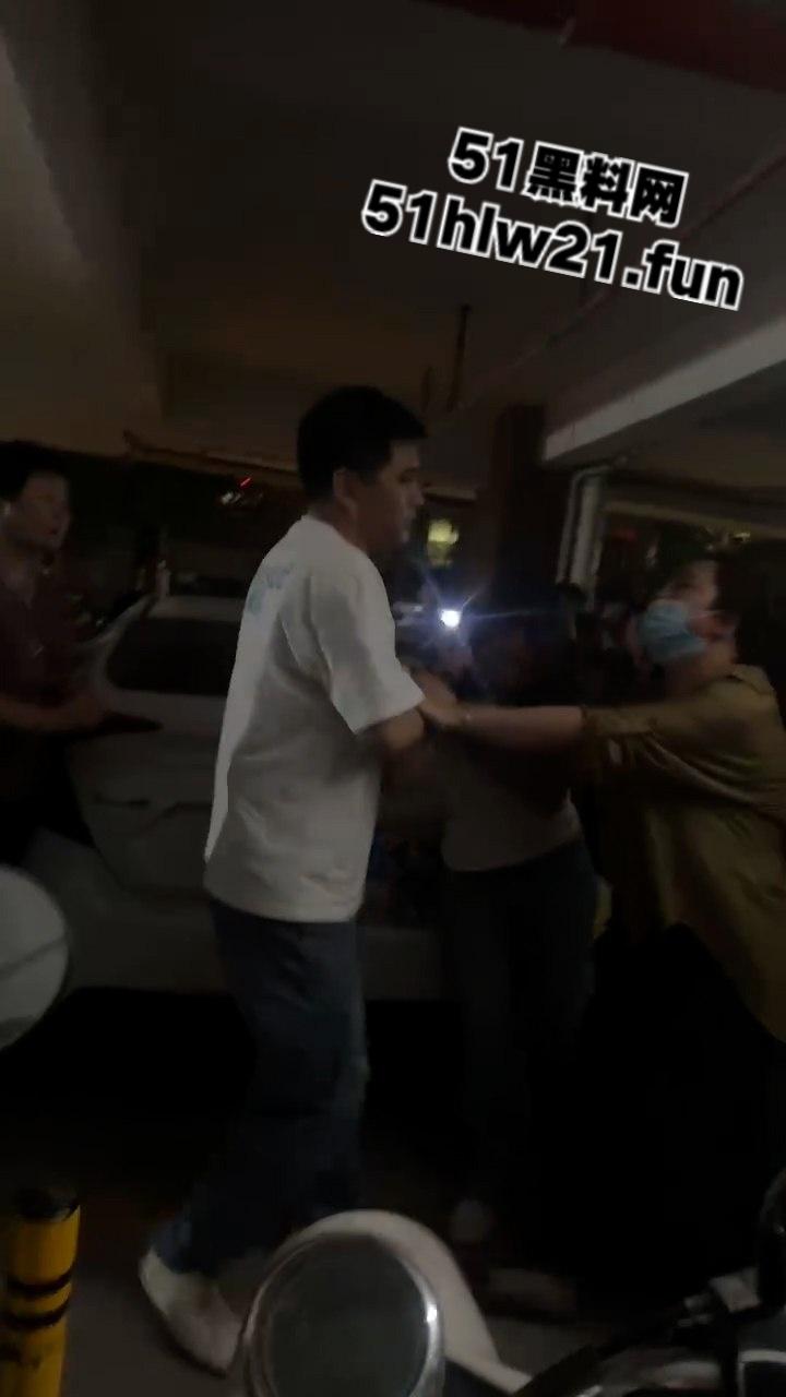 广东无耻小三女偷腥卖骚勾引男人，被原配当街扇脸暴揍，拎着头发让大家好好欣赏这张骚脸。-7