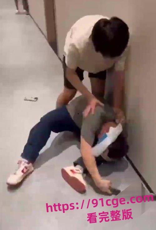 广东花城工商技工学校军训教官与学生查寝发生冲突！把学生推倒在地疯狂殴打！-4