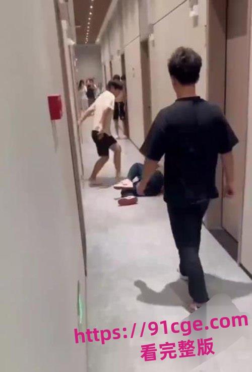 广东花城工商技工学校军训教官与学生查寝发生冲突！把学生推倒在地疯狂殴打！-6