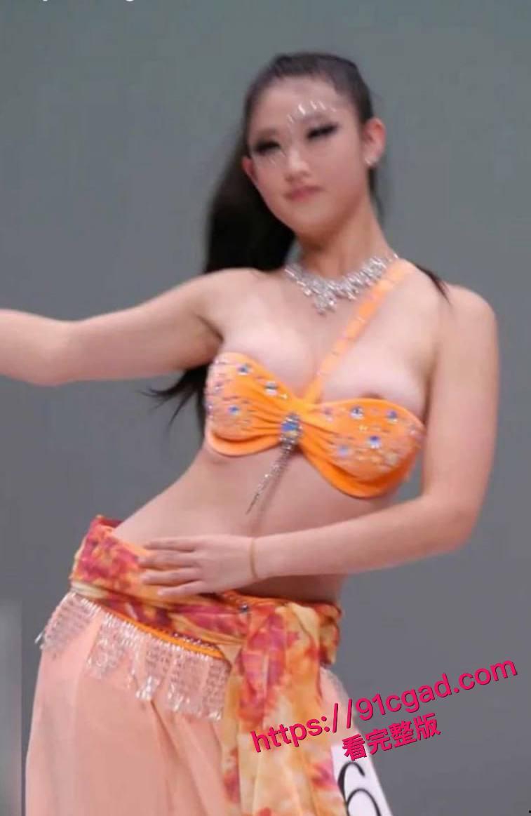 北京艺术学院艺考生 周淑 表演时裹胸脱落 露出深色乳晕！-2