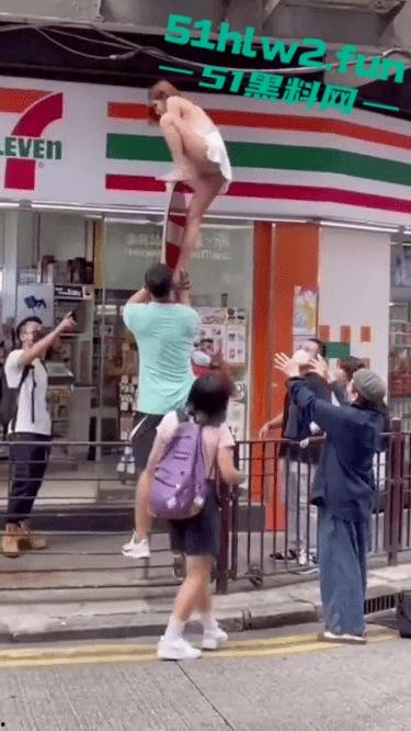 香港街拍长腿小三被原配捉奸来不及穿衣，仅穿睡裙夺窗而逃一群男人帮助逃离，路人视角让人羡慕。-6