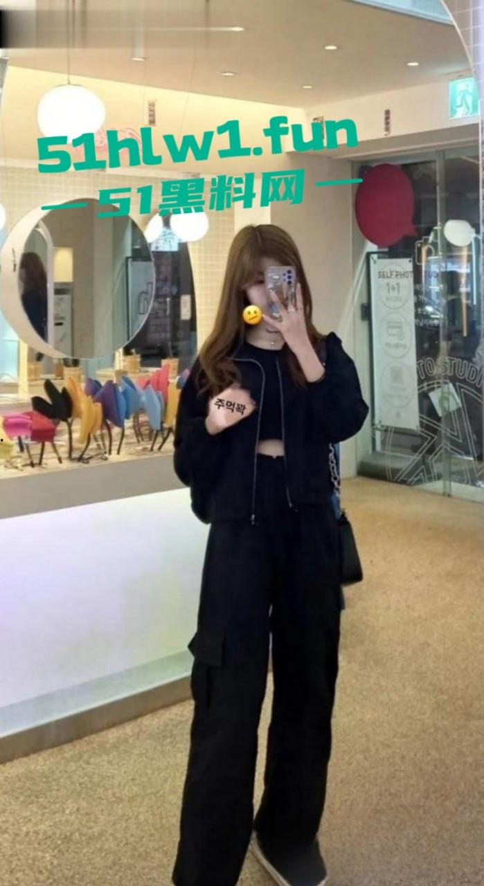 成都艺术学院舞蹈生【张欣雨】兼职卖淫赚外快，惨遭18厘米大鸡巴无套狠操到呻吟不断淫水直流。-4