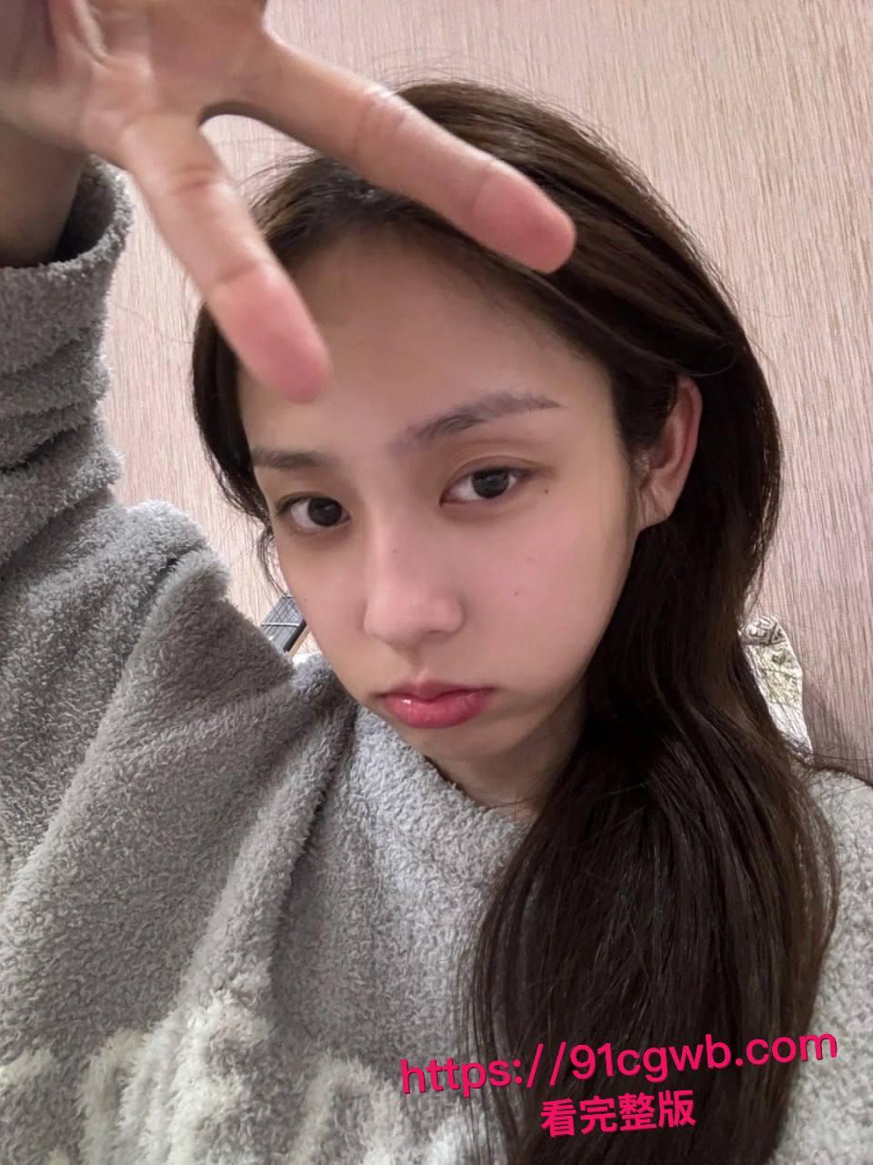 昨晚和心心念念的女神一起聚餐，趁着大家喝醉给她酒里下了点面面药，直接送她回家无套爆操！-1