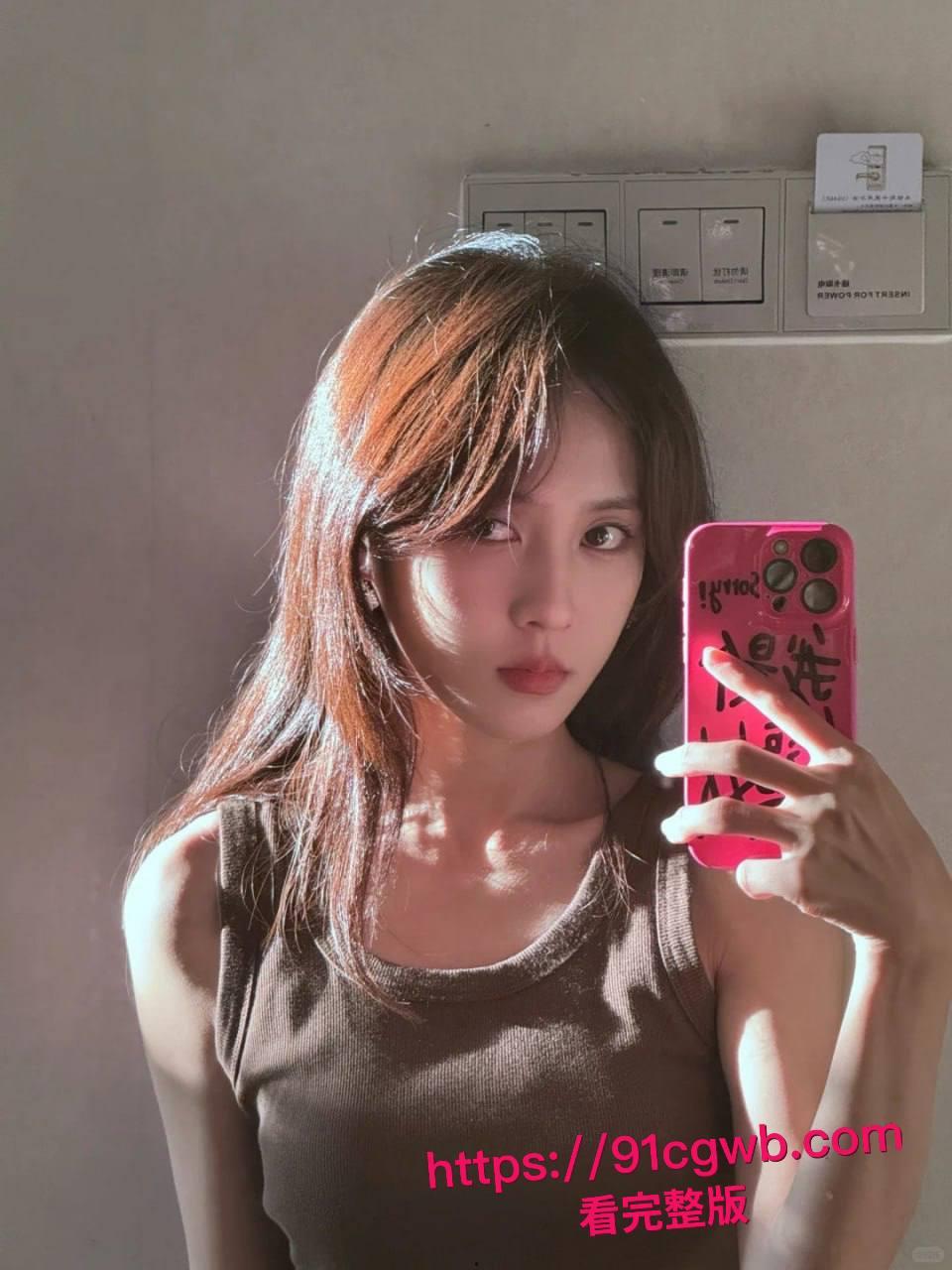 昨晚和心心念念的女神一起聚餐，趁着大家喝醉给她酒里下了点面面药，直接送她回家无套爆操！-6