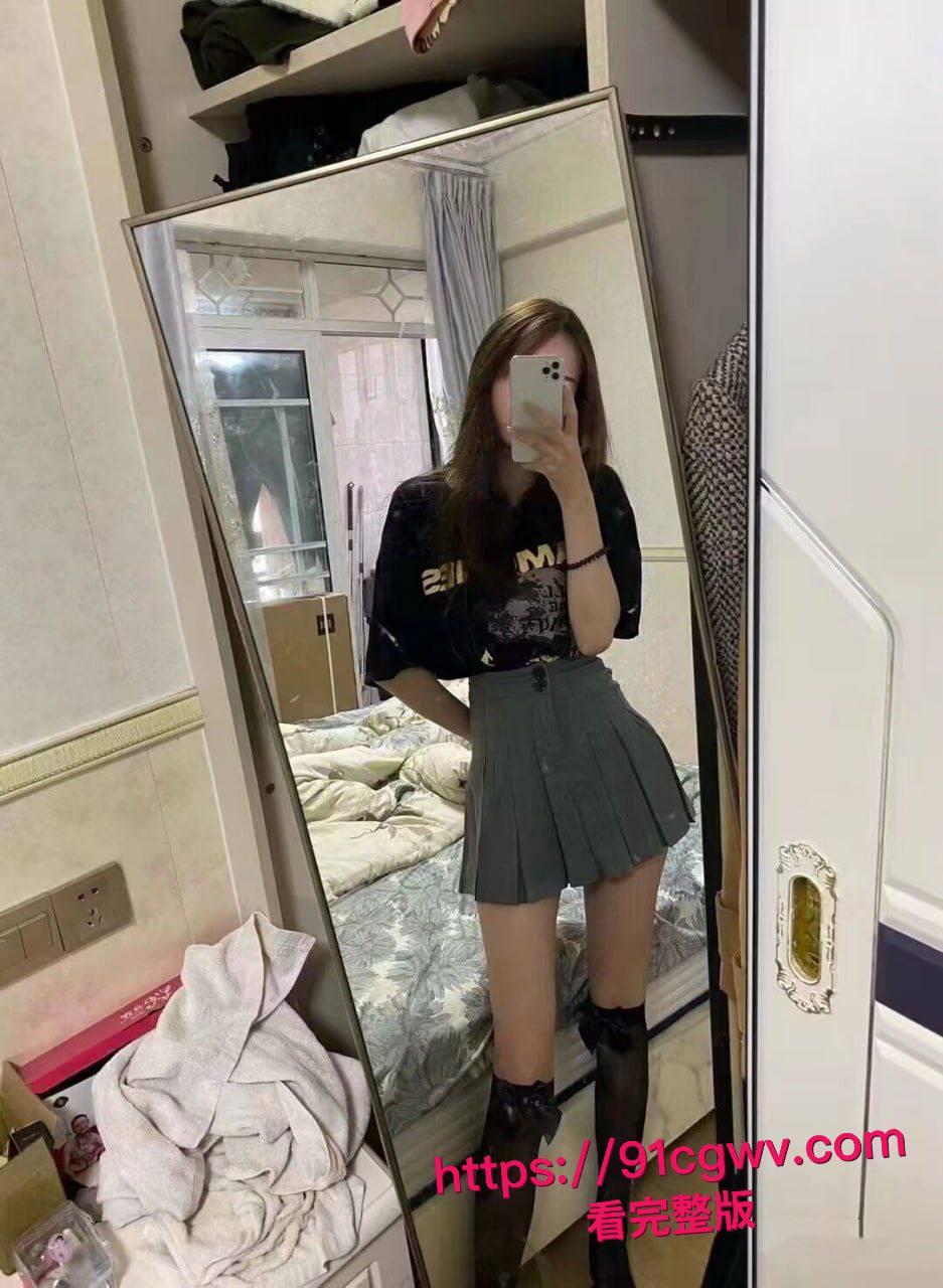 校园清纯学生妹沦陷在金主胯下！青春妹子化身母狗上位骑乘摇奶狂喷水，被颜射满脸舔屌吞精超反差！-3