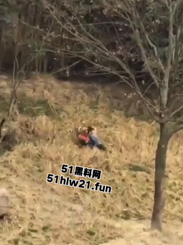 浙江宁波雅戈尔动物园，男子翻越围墙遭老虎攻击致死，老虎遭警方枪杀，园方称死者并没有买票。-3