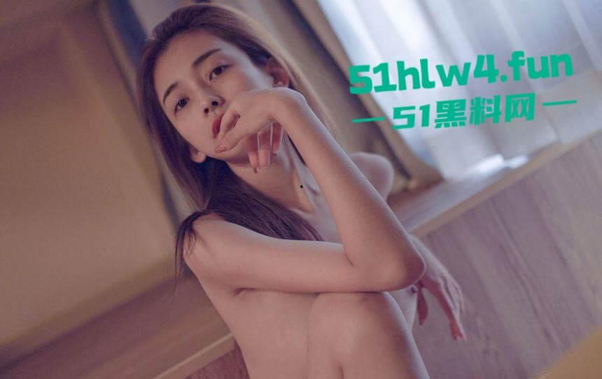 开照相馆的极品老板娘，性感骚妇【刘柳欣】背着老公和摄影师私通，拍私房裸照拍完后激情操逼。-7