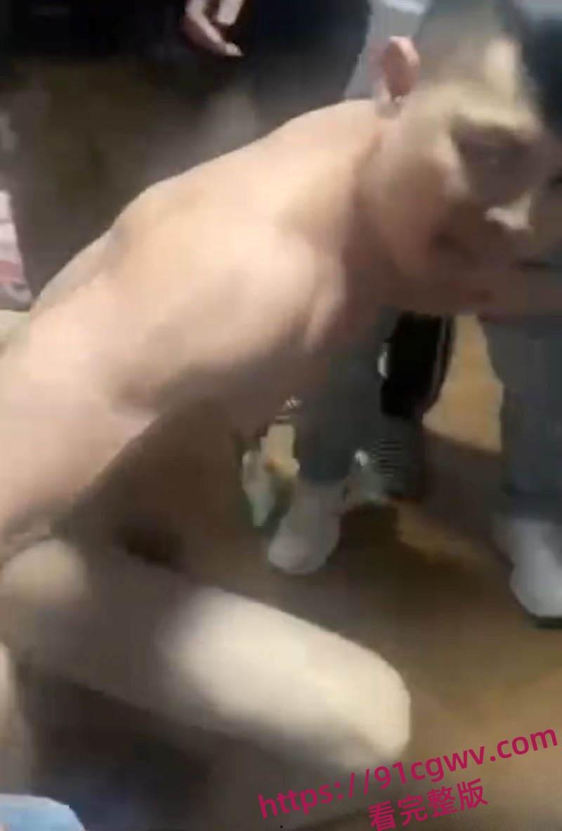 每日一抓床单滚翻！出轨人妻露奶啪啪被抓现行 老公手机偷拍全程场面刺激又尴尬！-3