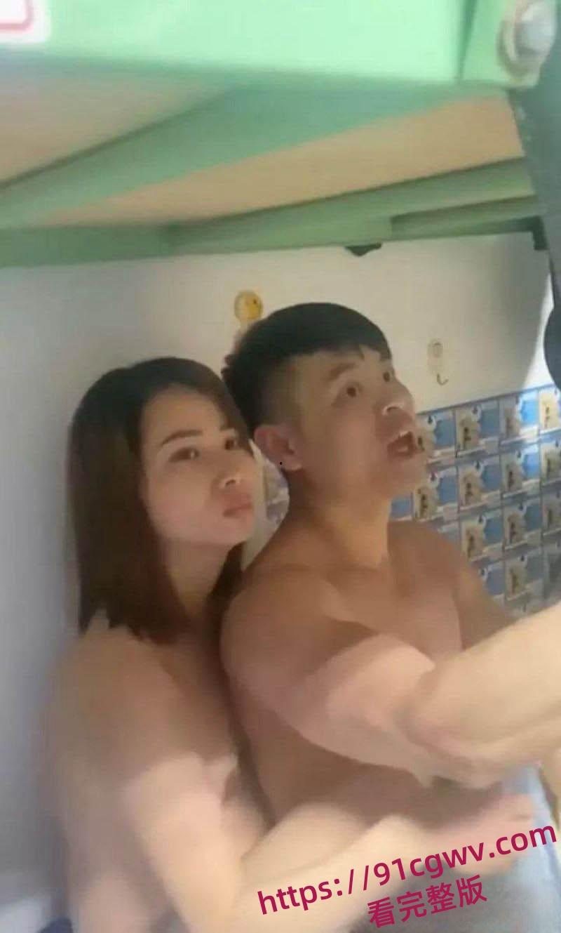 每日一抓床单滚翻！出轨人妻露奶啪啪被抓现行 老公手机偷拍全程场面刺激又尴尬！-4