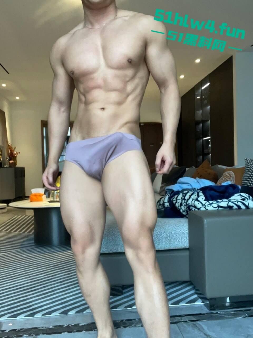 小红书撸铁猛男网红【Aliray】身材尺寸爽爆炸，男女通吃私生活淫乱，无论男女都干的服服帖帖。-11