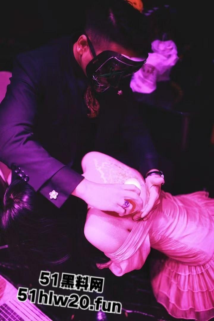 武汉地下酒吧开设SM私密服务，在场女奴免费任玩，舔脚口爆跪地发情求调教。-4