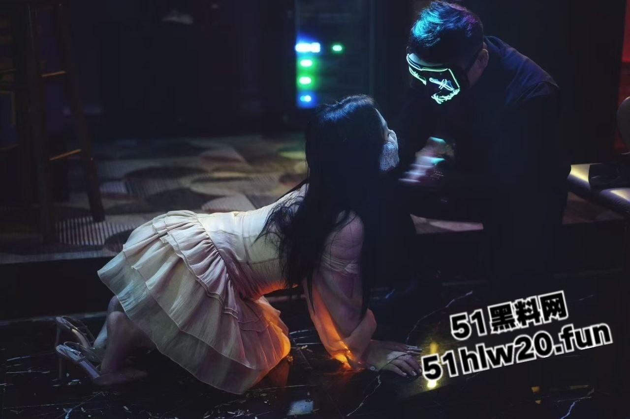 武汉地下酒吧开设SM私密服务，在场女奴免费任玩，舔脚口爆跪地发情求调教。-7