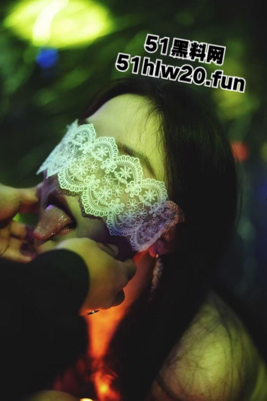 武汉地下酒吧开设SM私密服务，在场女奴免费任玩，舔脚口爆跪地发情求调教。-8