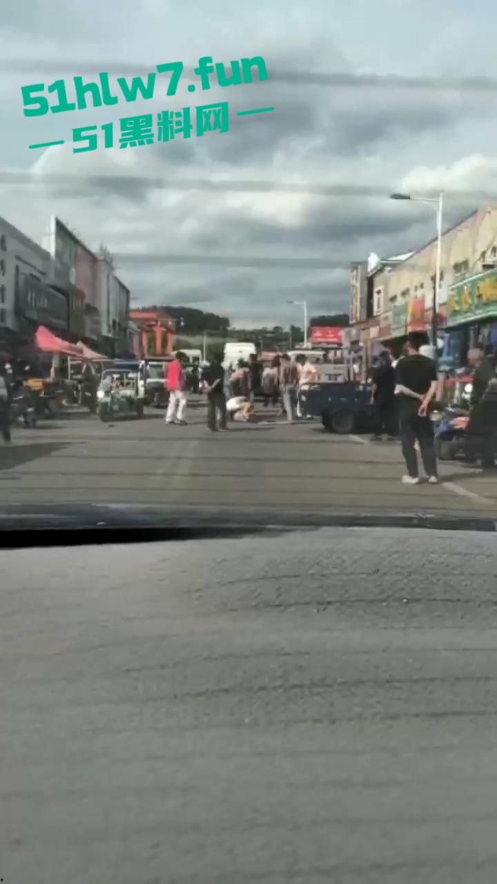 情侣街头误惹地痞流氓惨遭群殴，女友拼命拉架奈何小伙还是被砍数刀大街上躺板板。-1