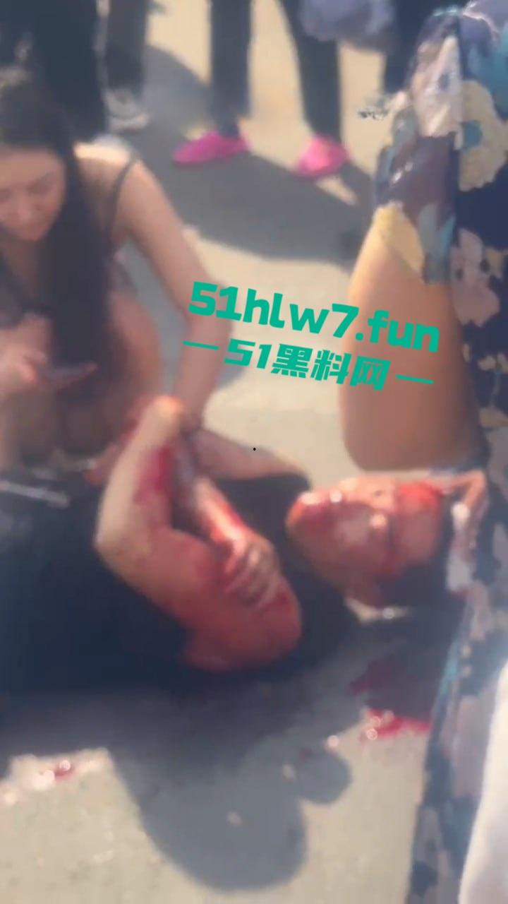 情侣街头误惹地痞流氓惨遭群殴，女友拼命拉架奈何小伙还是被砍数刀大街上躺板板。-7