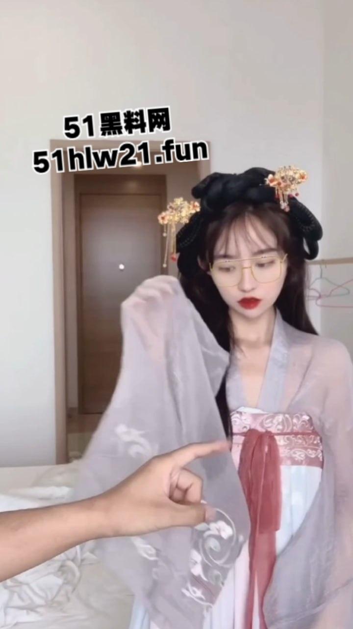 超美玉女91女神【不见星空】火遍全网性感嫩妹，穿性感包臀裙秀修长美腿和口活技巧，肥美翘臀后入太刺激了。-2