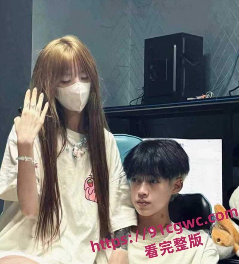 快手三角洲行动女主播蕃茄酱耶 直播间火箭打赏触发炮机 椅子直接倒立开炮！-3