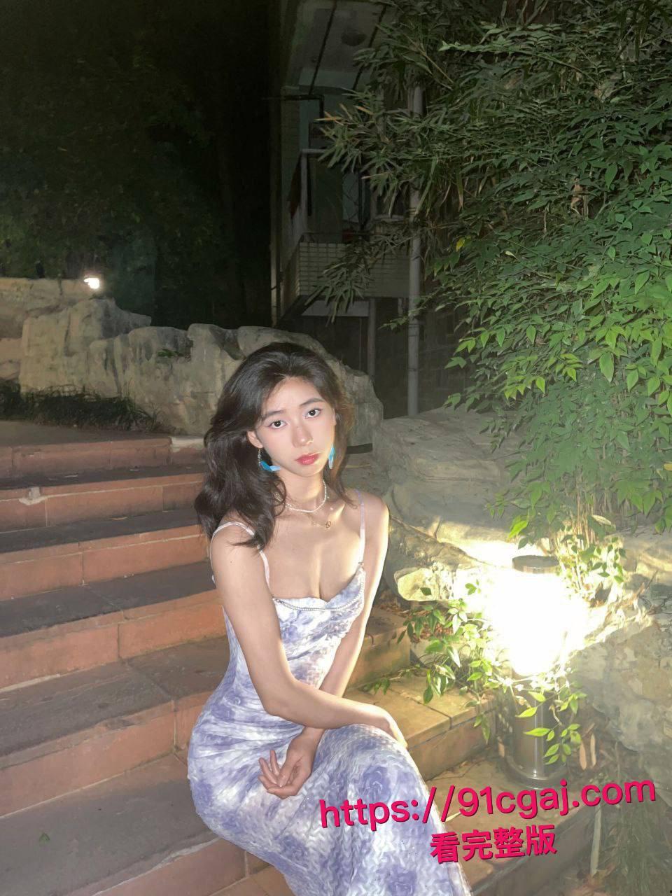 大长腿御姐丁琬睛反差视频流出：金主炫耀视频里她叼套臣服被尿浇身，还撅翘臀掰开骚穴求大鸡巴无套狠插！-6