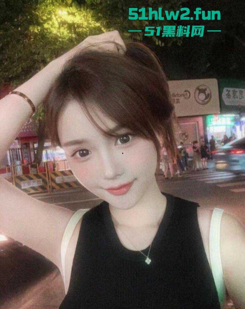 汕头大学约炮门！黑丝高跟白月光被体育生后入逛干，男友舍不得操的大一学妹被人站起来狂蹬！-3