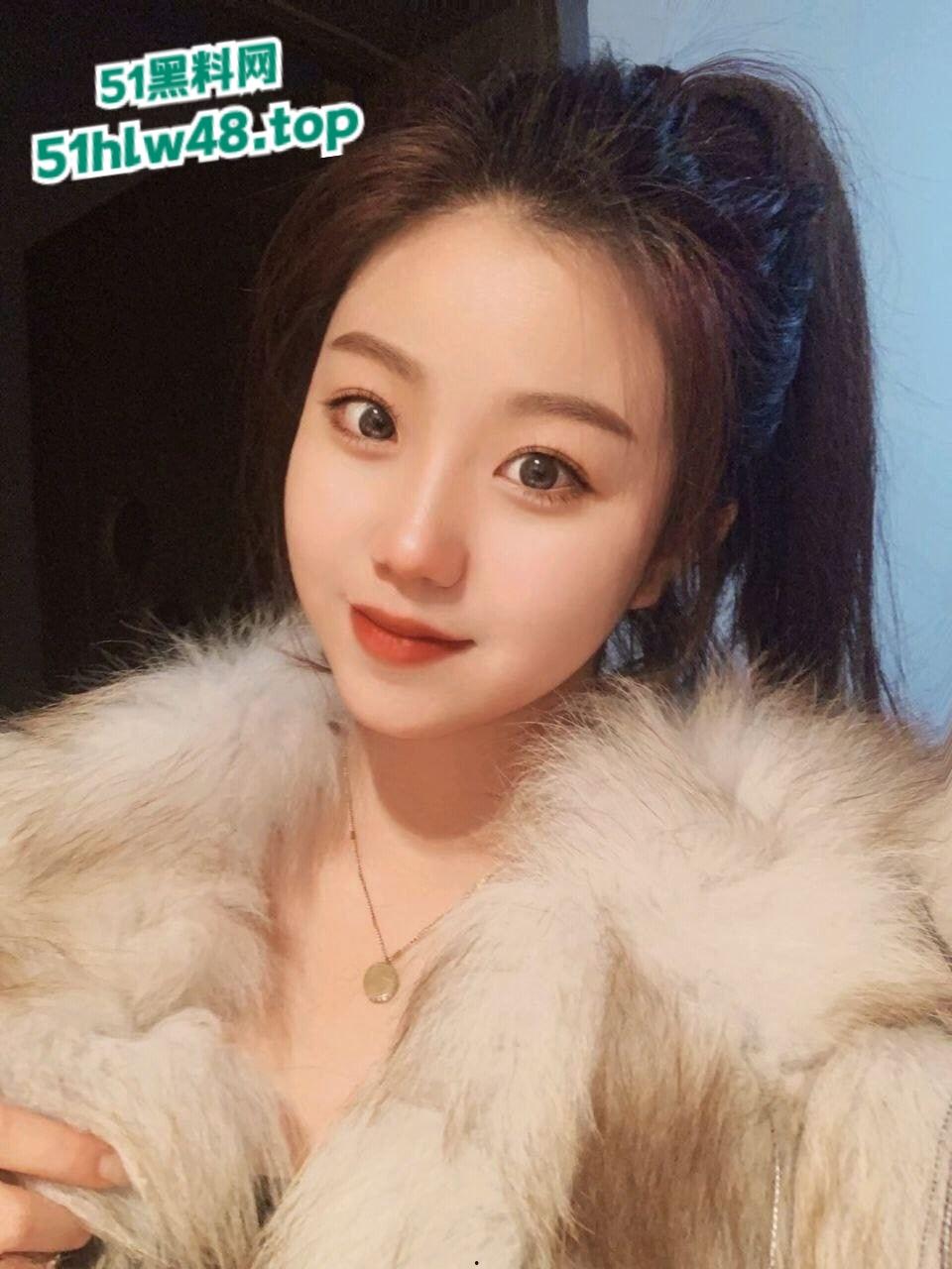 武汉大学音乐老师【张小岚】在学校楼道深喉口交浓精射满一嘴太刺激了！-2