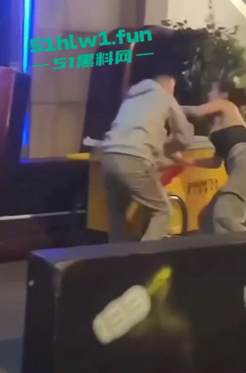 全网疯传兰桂坊MMA斗战现场画面，惊现一招制敌【龙抓手】好男不和女斗但渣男专挑女斗。-3