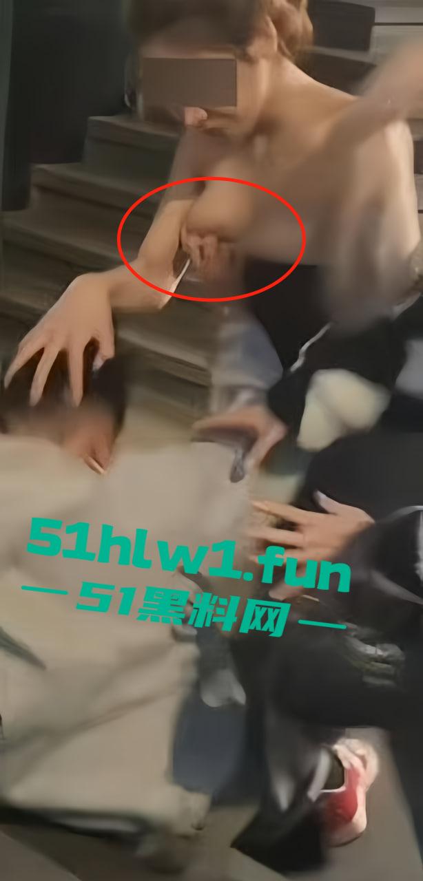 全网疯传兰桂坊MMA斗战现场画面，惊现一招制敌【龙抓手】好男不和女斗但渣男专挑女斗。-8