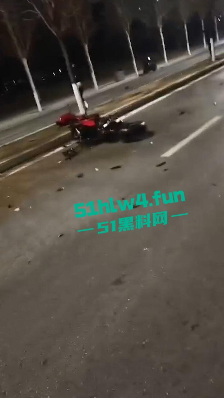 车祸现场，奥体美腿女骑手压弯摔车被摔出脑浆，美腿女骑装逼不成惨遭勾魂。-2