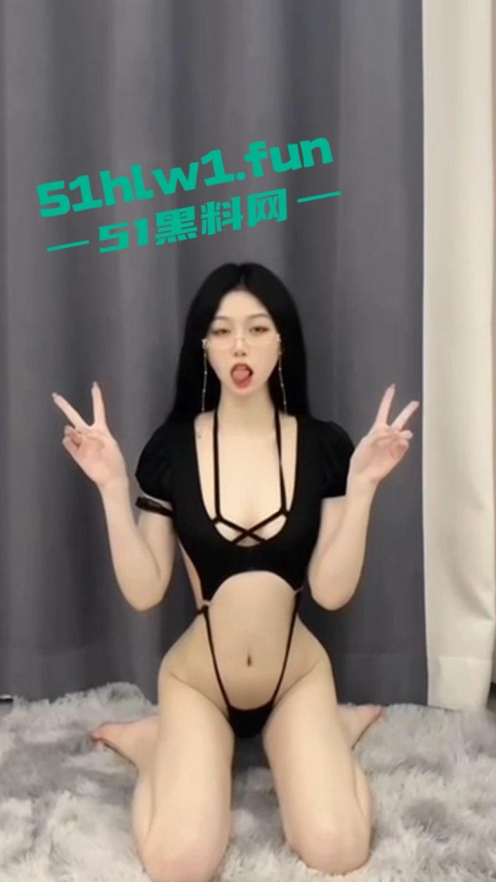 摄影师酒店私拍，极品身材长腿嫩模，穿诱人黑丝高跟，拍职业装私房照，修长美腿超撩人，大尺度自拍合集流出。-3