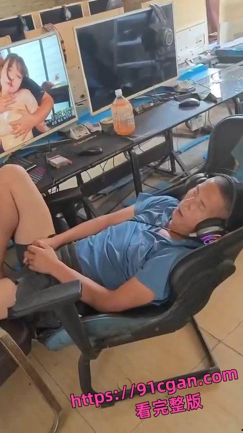 神人在网吧大屏看片 结果看到睡着 手里还捏着自己的鸡巴 太社死了！-4