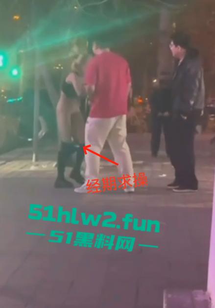 河北秦皇岛社会小妹街头吵架，一言不合就脱裤子露逼让对方操自己，惊呆路人和吃瓜群众。-7