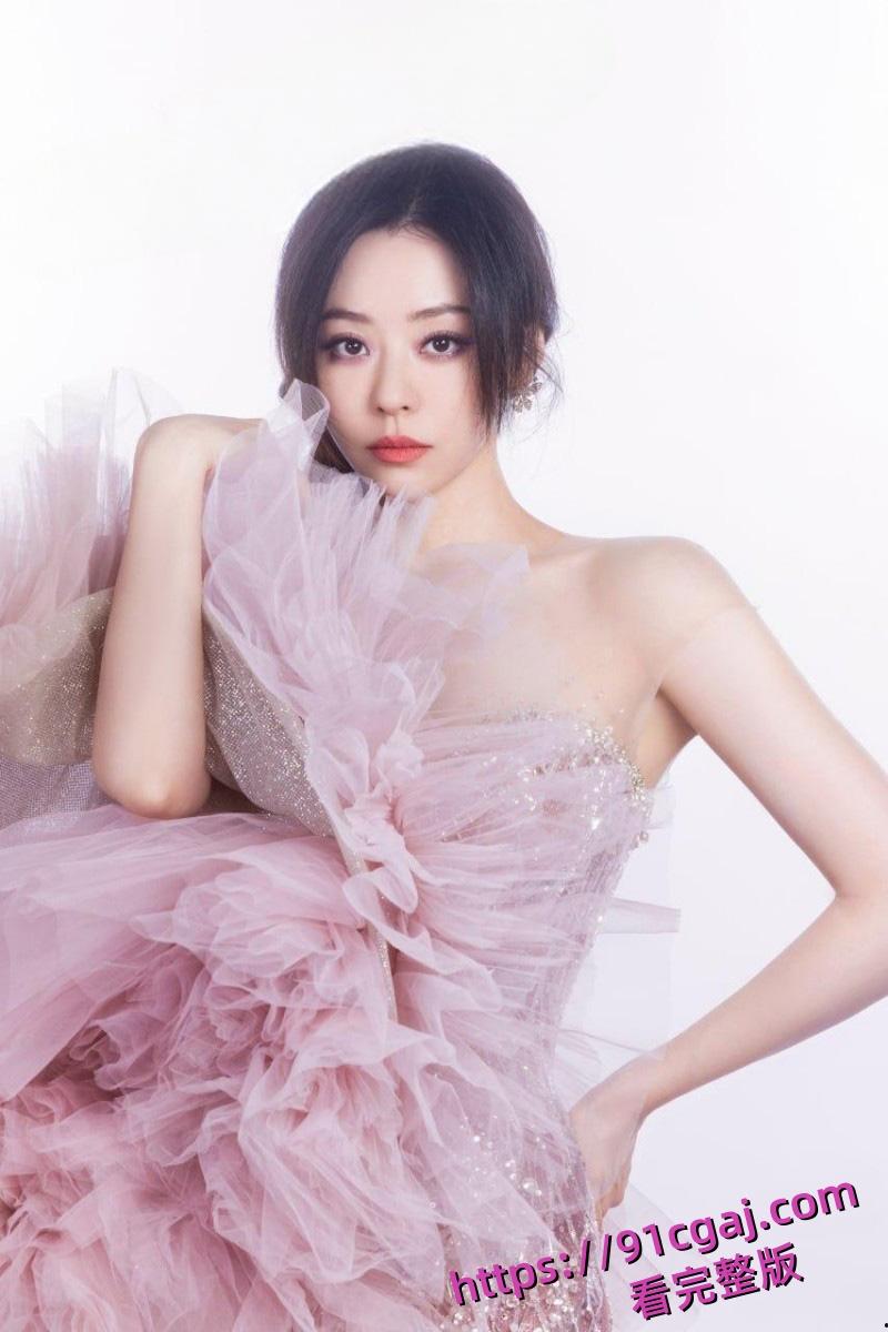 绝美歌后张靓颖九万字妆造爆火 早期曾“逼婚”比其大19岁的渣男 还为其打乳钉！-8