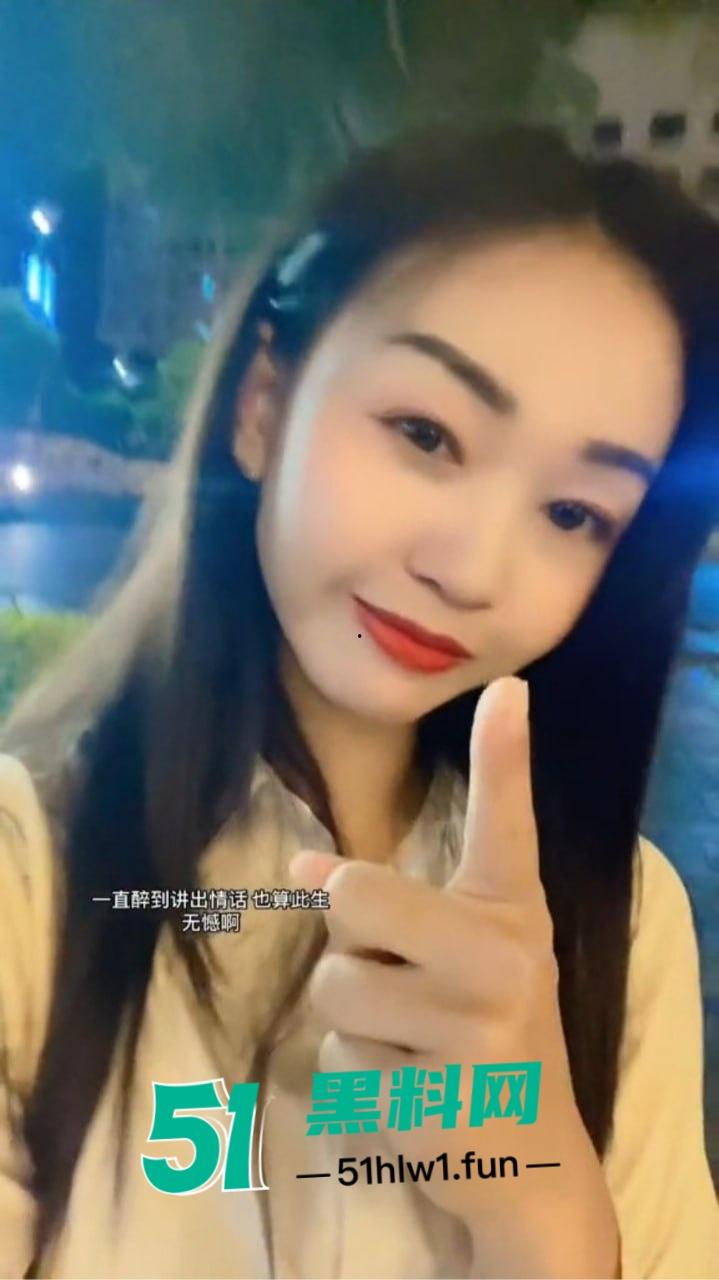 缅甸夜市成了小姐姐秀场，白天工装逛逛大街 晚上穿吊带撩遍全场！-4