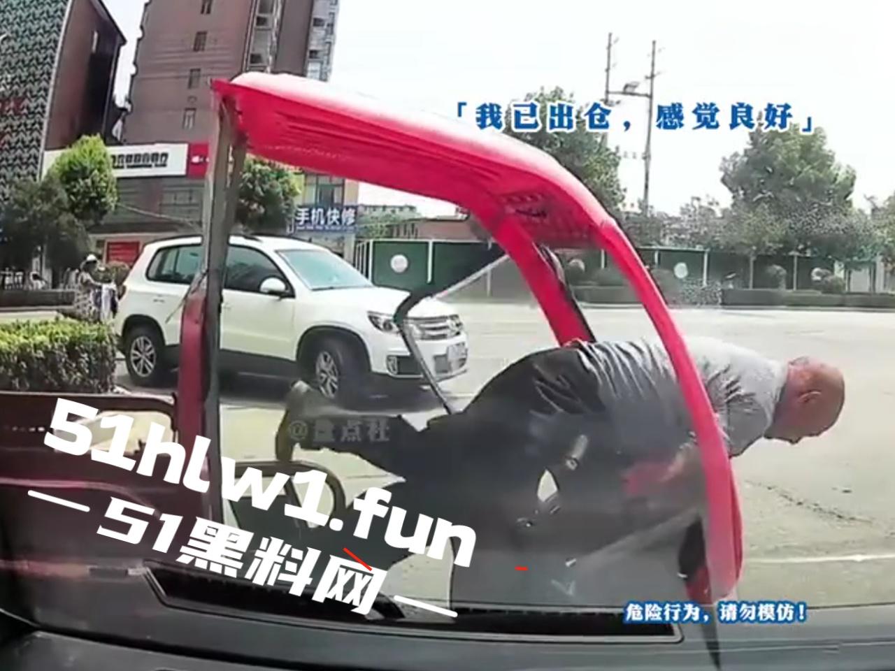 盘点今年奇葩车祸，监控下的搞笑瞬间，虽然明知是车祸，但还是不道德的笑了，有卧龙的地方必有凤雏啊！-2