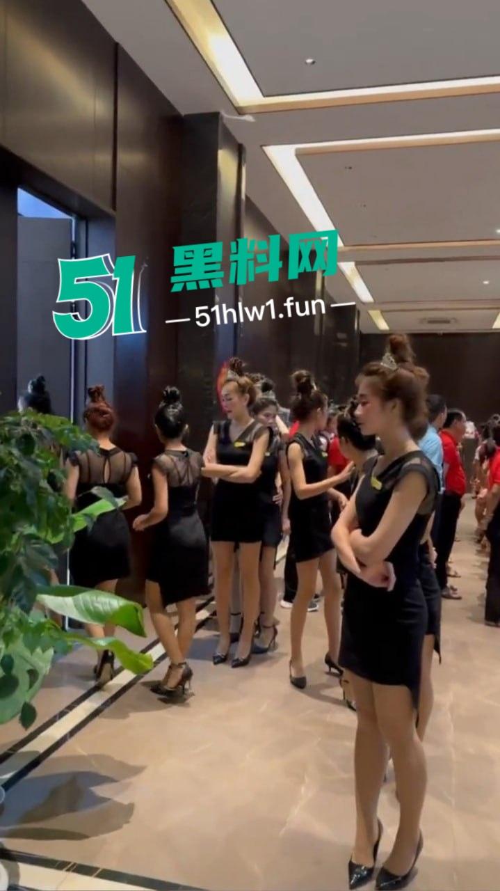 缅甸夜市成了小姐姐秀场，白天工装逛逛大街 晚上穿吊带撩遍全场！-9