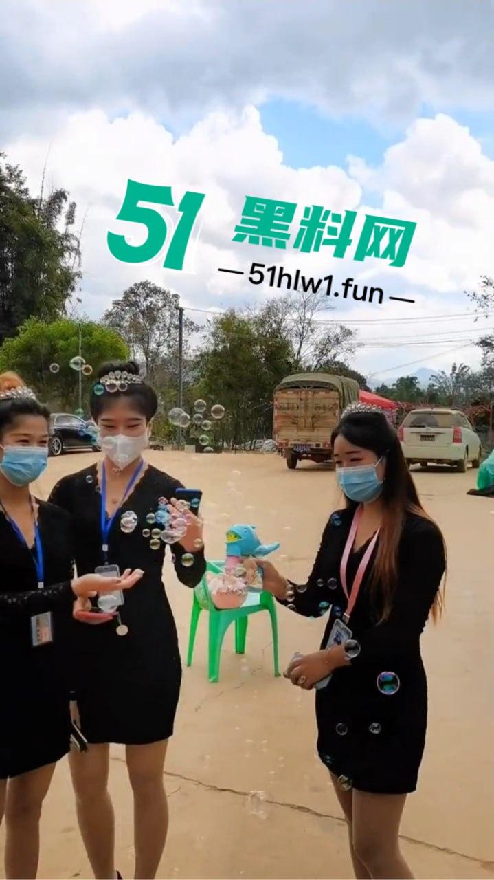 缅甸夜市成了小姐姐秀场，白天工装逛逛大街 晚上穿吊带撩遍全场！-10