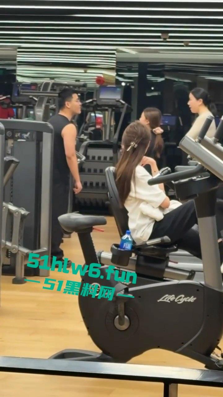 老肥婆诬陷健身小哥对她图谋不轨，小哥却自称是0对母性毫无性趣直接气得大妈报警。-2