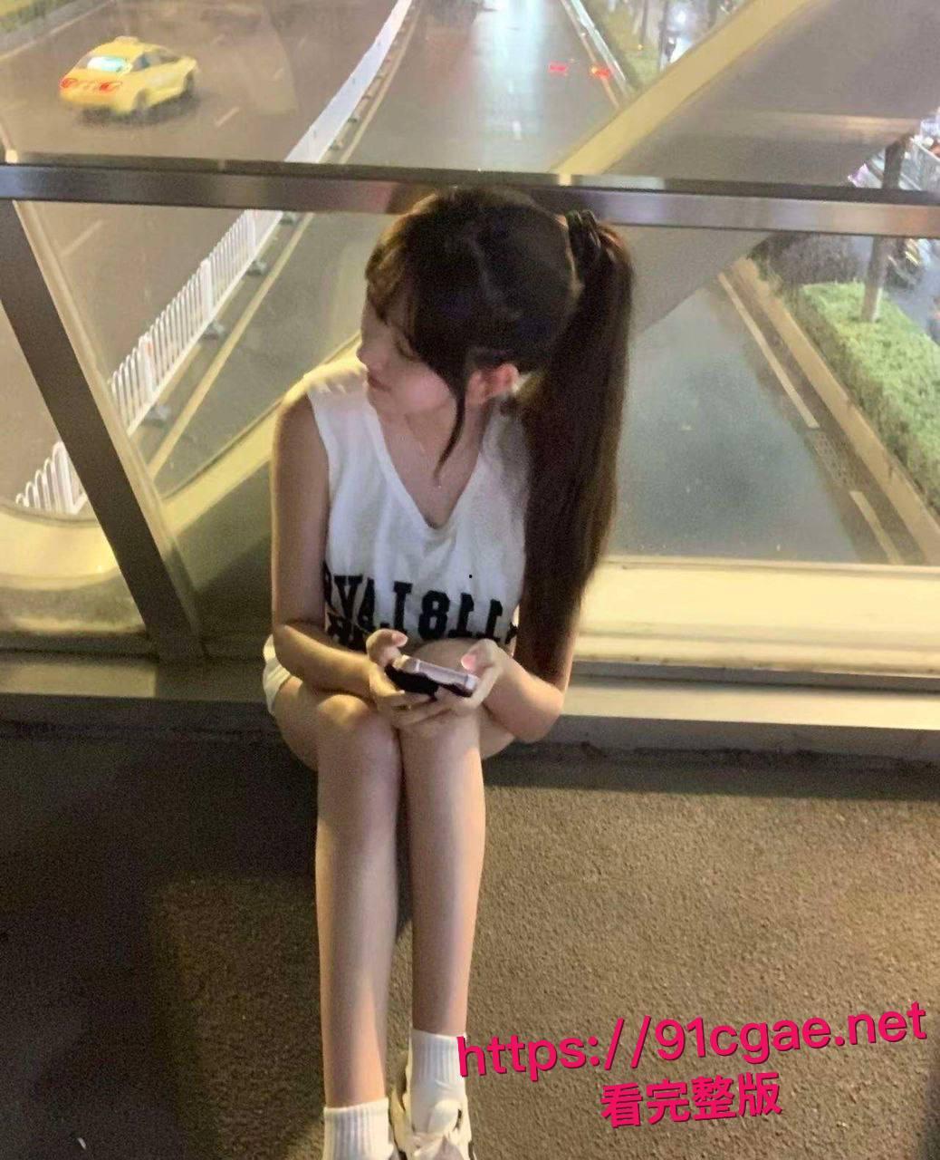 狠心男友实锤曝光！小嫩妹女友卧室大床边看电视边含屌，后入翘臀操到腿软，画面骚得犯规！-4