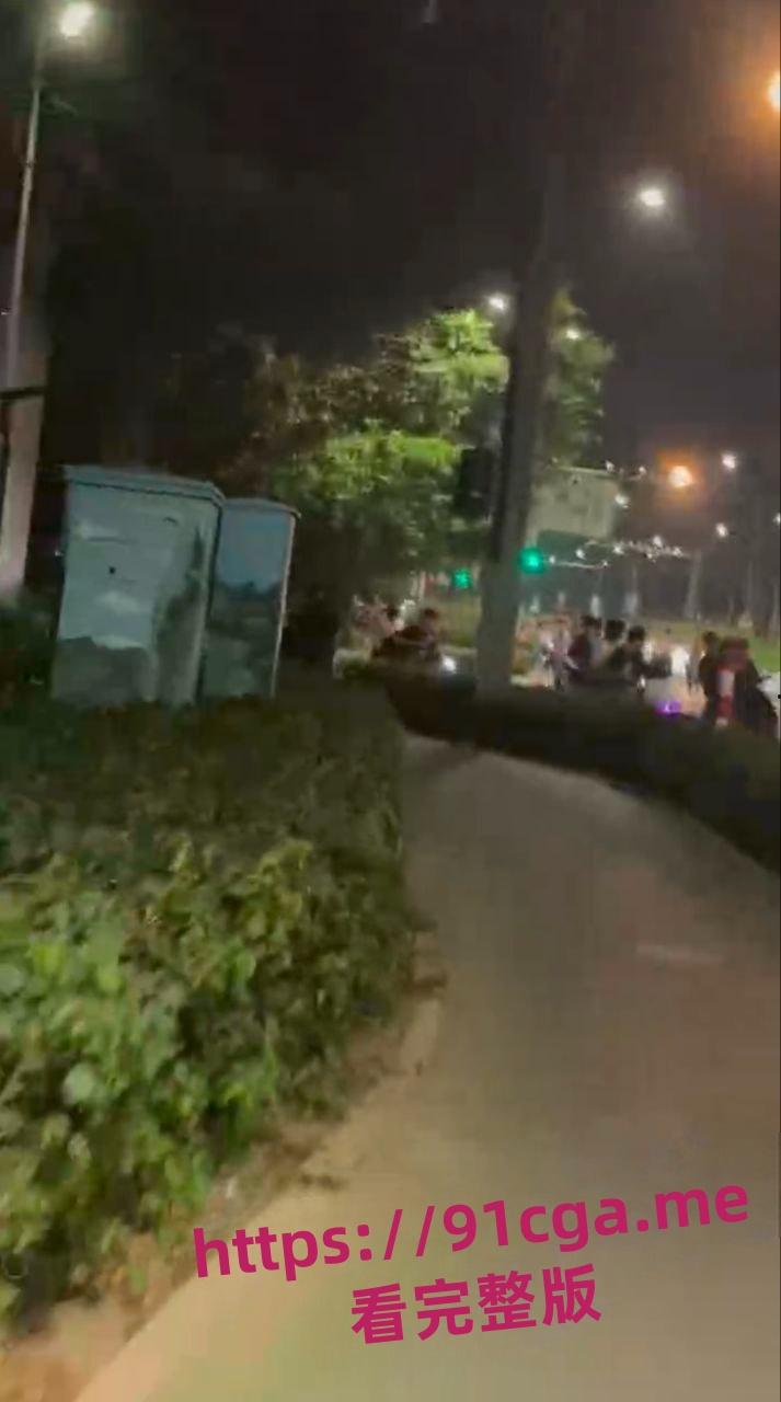 深夜街头惊现古惑仔集体群殴事件 超数十人提刀互砍-6