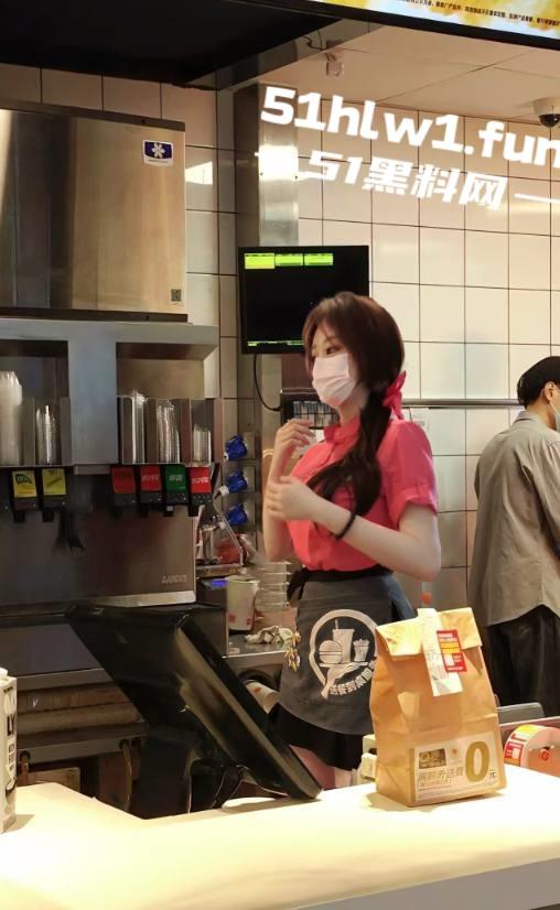 火爆全网的麦当劳兼职美女被曝光，私下淫荡的聊天记录露骨和不雅性爱视频曝光。-5
