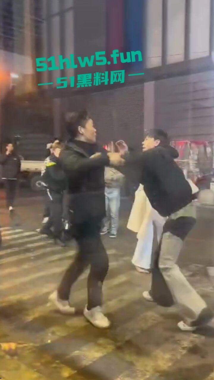 以父爱之名，暴揍精神小伙，沈阳某饭店门口渣男玩弄大叔的女儿，爱女心切叫人当街暴揍渣男。-1